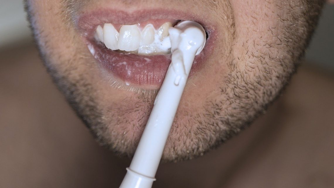 Czy warto samodzielnie wybielać zęby?