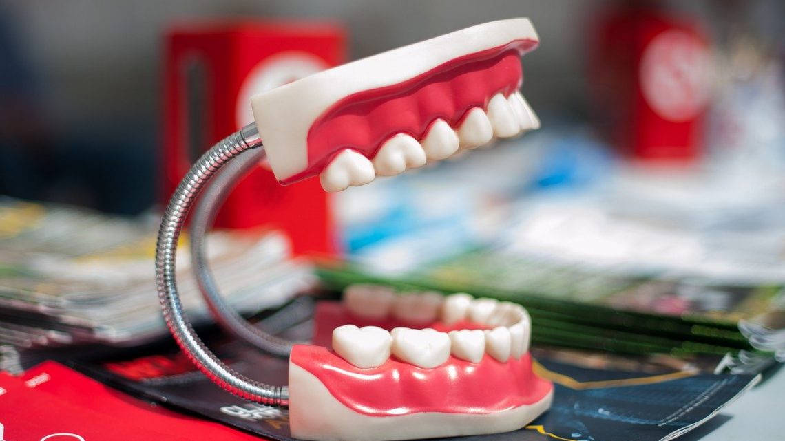 Diastema. Jak usunąć przerwę między zębami?
