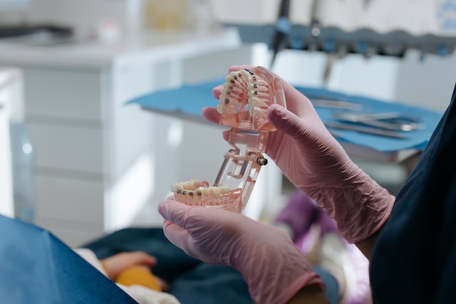Zabiegi chirurgiczne i wybielanie zębów