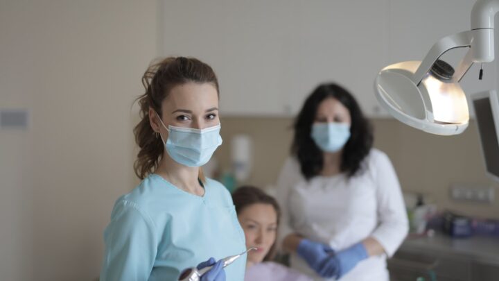 Zabiegi chirurgiczne z użyciem protezy akrylowej