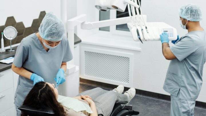 Praca dentysty od zaplecza