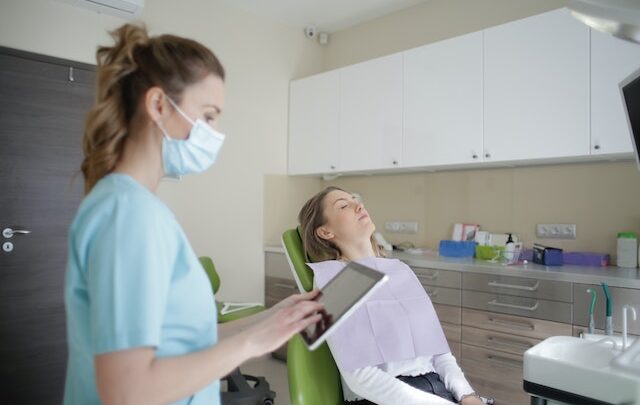 Problemy z implantami zębowymi? Jak radzić sobie z bólem i dyskomfortem po zabiegu?