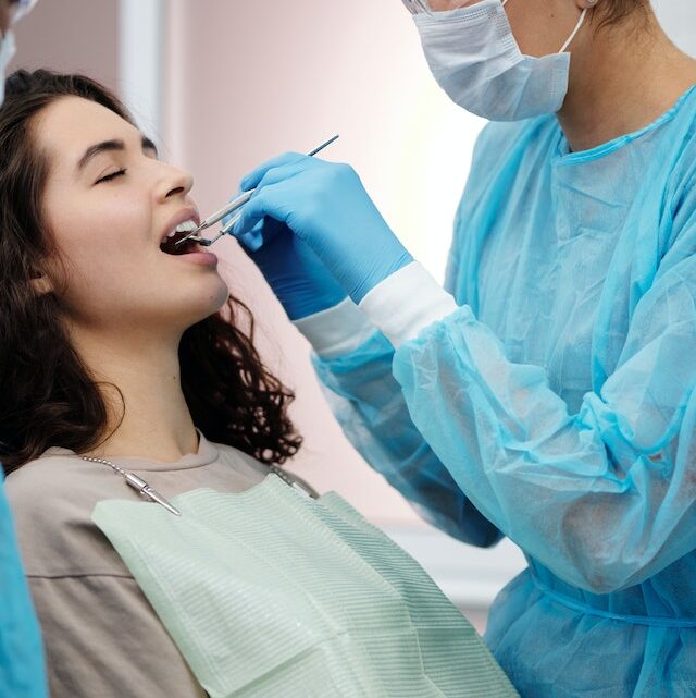 Jakie są różnice między tradycyjnymi aparatami ortodontycznymi a aparatami Invisalign?