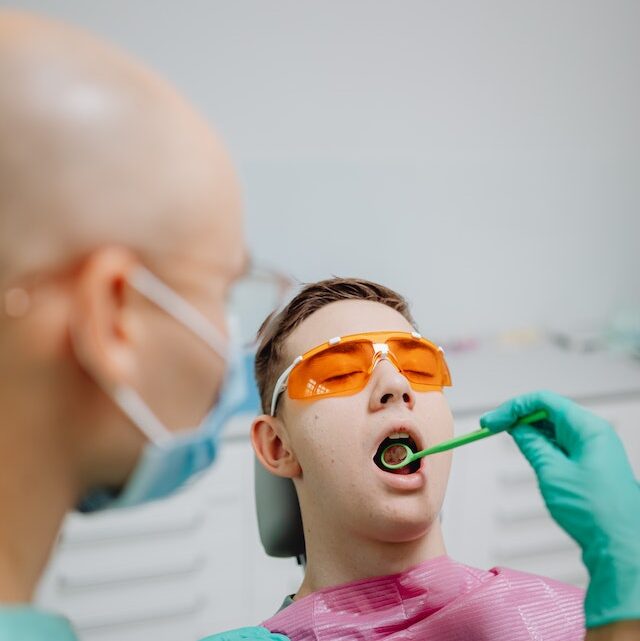 Ból po wybielaniu zębów – Czym jest spowodowany i jak sobie z nim radzić?