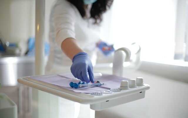 Odbudowa zębów: Jak przywrócić uśmiech bez wykorzystania implantów?
