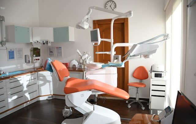 Klinika stomatologiczna czy prywatny gabinet? Gdzie lepiej udać się na wizytę?