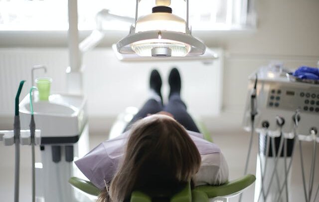 Dlaczego dentysta może zalecić usuwanie korzeni zębowych?