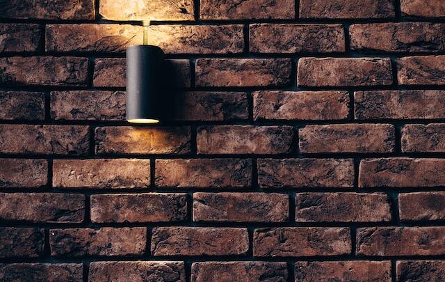 Industrialny styl wnętrza z panelami imitującymi cegłę