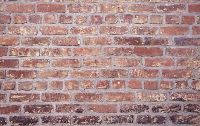 Jak wyczyścić płytki ścienne imitujące cegłę?