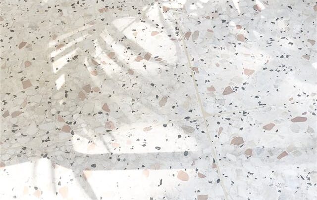 Płytki imitujące lastryko a inne popularne rodzaje płytek – które wybrać?