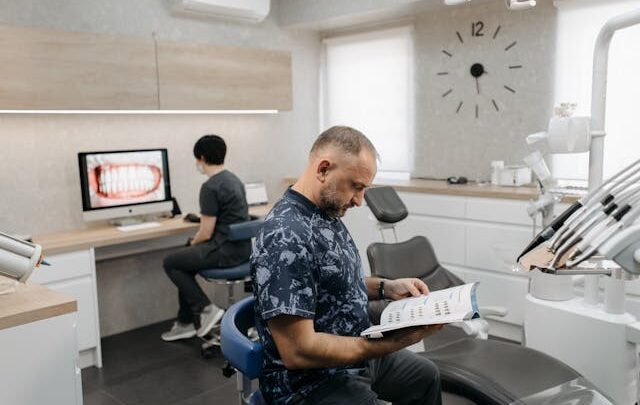 Kiedy zaleca się założenie koron zębowych?