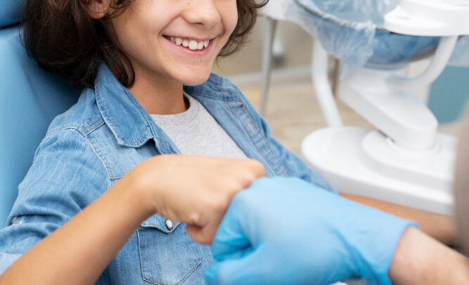 Dlaczego regularne kontrole dentystyczne są kluczowe dla zębów mlecznych?