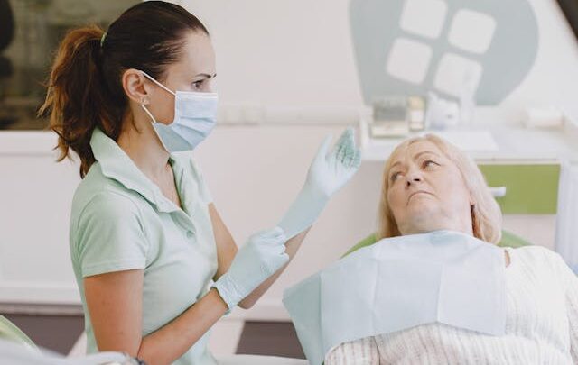Stomatologia u seniorów – dlaczego regularne wizyty u dentysty są tak ważne?
