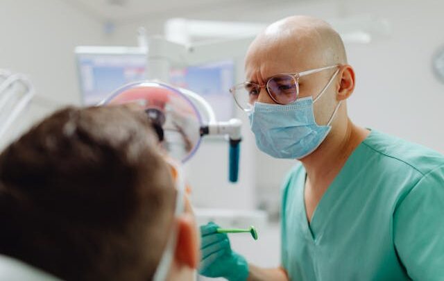 Jak dentysta diagnozuje i leczy halitozę?