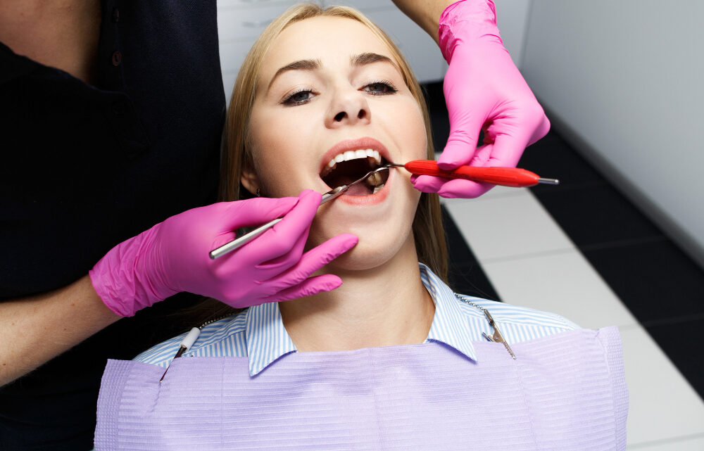 Zasinienie po wszczepieniu implantu zębowego – co może oznaczać?