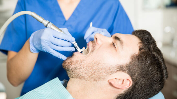 Jak często należy wykonywać kontrole periodontologiczne po leczeniu?