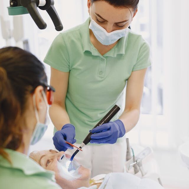 Jakie są najczęstsze przyczyny chorób przyzębia?