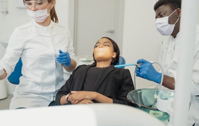Jak szybko zgłosić się do dentysty przy podejrzeniu suchego zębodołu?