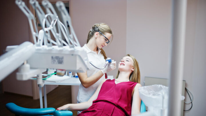 Krwawienie dziąseł – czy to problem periodontologiczny?