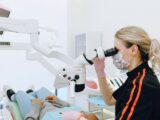 Jak mikroskop pomaga dentyście znaleźć dodatkowe kanały w zębie?