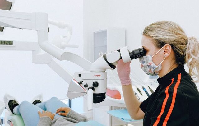 Jak mikroskop pomaga dentyście znaleźć dodatkowe kanały w zębie?