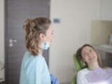 Czy ubytek zębowy może być ukryty między zębami i niewidoczny gołym okiem?